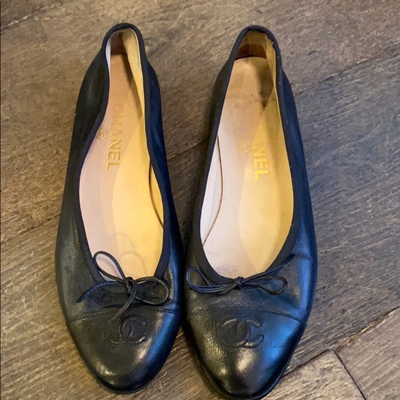 CHANEL Shoes - Classic Chanel ballet flat.Size 38.5 navyw/blk toe